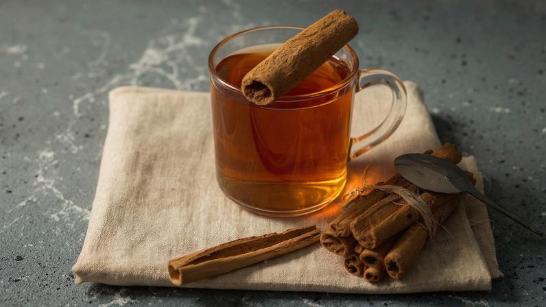 Chá de canela pode influenciar a menstruação? O que dizem pesquisas