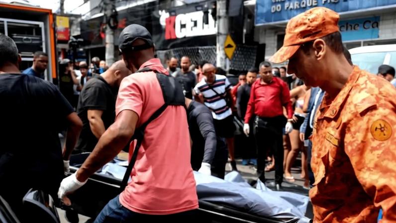 Familiares carregam corpos de mortos pela operação policial | Tomaz Silva/Agência Brasil