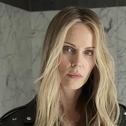 Charlize Theron revela que mãe matou o pai para protegê-las de ataque