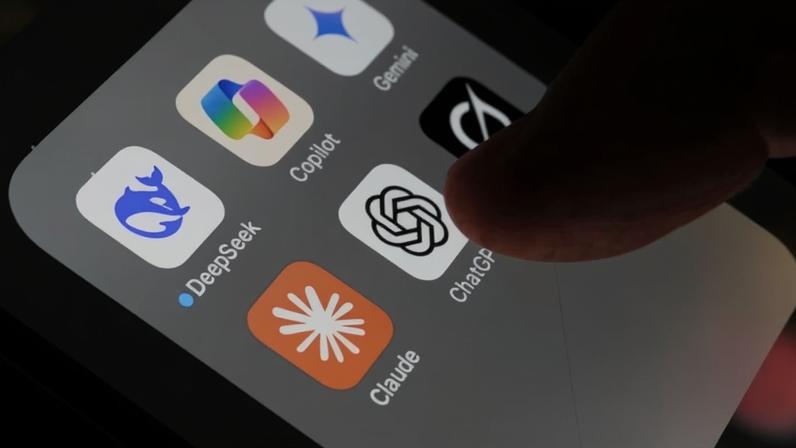 Foto colorida de pessoa clicando em app do ChatGPT - Metrópoles