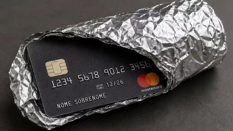 Envolver cartões de crédito em alumínio para evitar golpes: funciona?