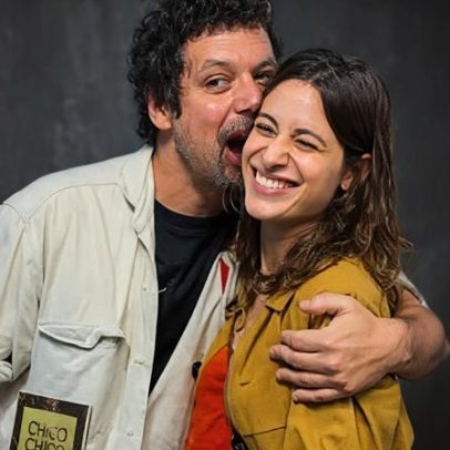 Filho de Cássia Eller faz aparição romântica com Luísa Arraes