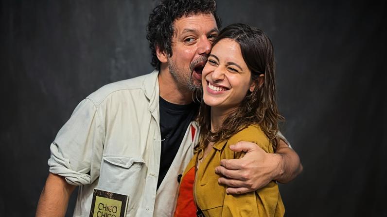 Chico Chico ganhou carinho de Luisa Arraes em lançamento de livro