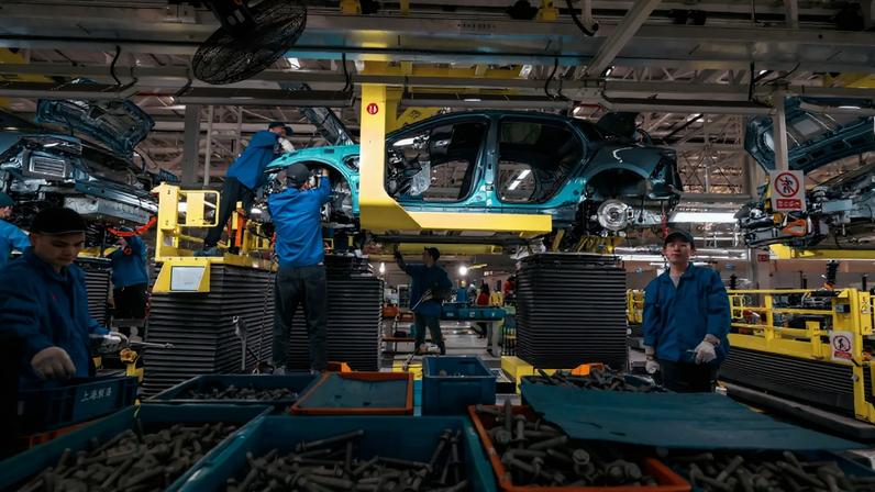 Fábrica da montadora chinesa BYD em Changzhou, na província de Jiangsu, China. (Foto: ALEX PLAVEVSKI/EFE/EPA)