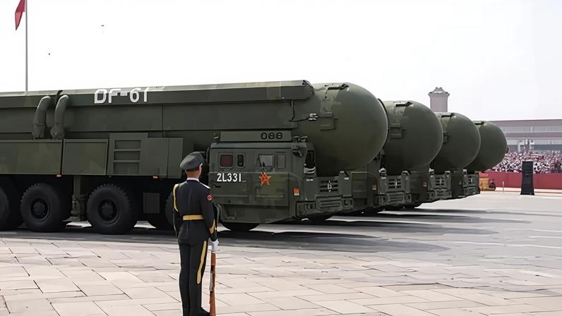 Um membro do Exército de Libertação Popular permanece em pé enquanto o grupo de ataque estratégico exibe mísseis nucleares DF-61 durante um desfile militar para marcar o 80º aniversário do fim da Segunda Guerra Mundial, em Pequim, China, em 3 de setembro de 2025.