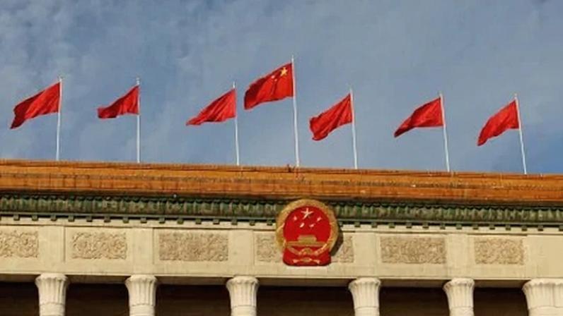 Bandeiras da China acima do Grande Salão do Povo, em Pequim