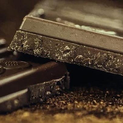 Chocolate amargo traz benefícios, mas exige cautela no consumo