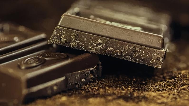 Chocolate amargo traz benefícios, mas exige cautela no consumo
