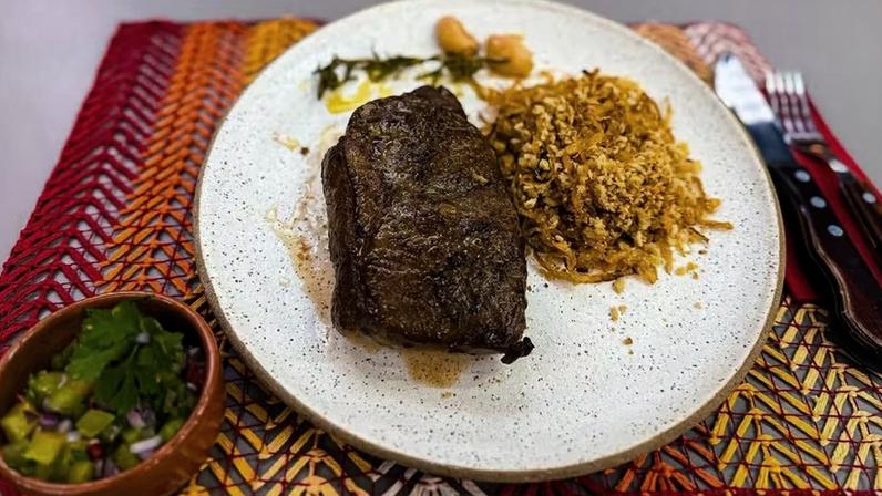 Bife de chorizo grelhado com molho lambão — Foto: Igor Trípoli/Globo
