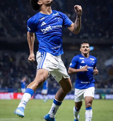 Christian comemora o primeiro gol do Cruzeiro sobre o Grêmio
