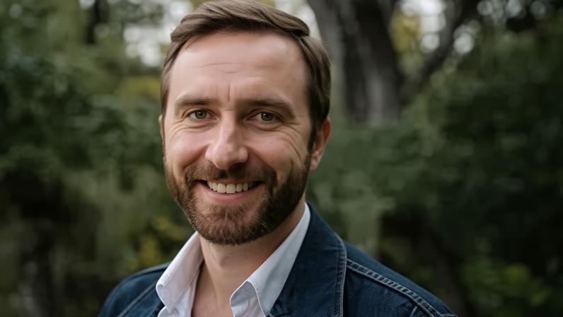 Christian de Looper headshot