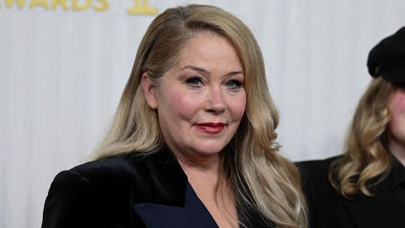Christina Applegate afirma estar mais forte após hospitalização