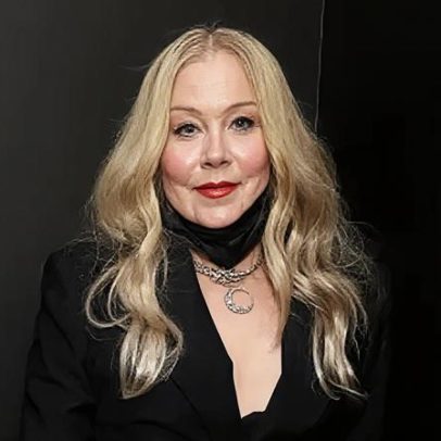 Christina Applegate permanece hospitalizada desde março por esclerose múltipla