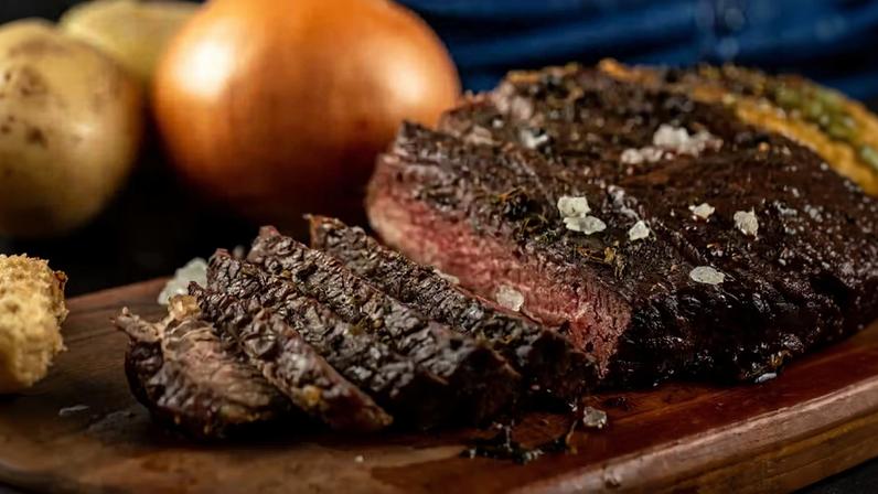 Churrasco está presente nas festas dos brasileiros — Foto: Freepik