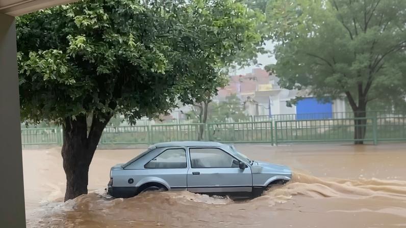 Chuvas provocam alagamentos e deixam pessoas ilhadas em Montes Claros