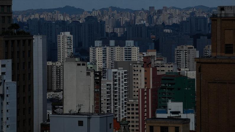 Imagem da cidade de São Paulo com horizonte formado por diversos prédios