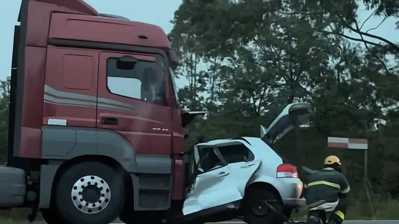 O carro teria invadido a contramão e batido de frente com uma carreta