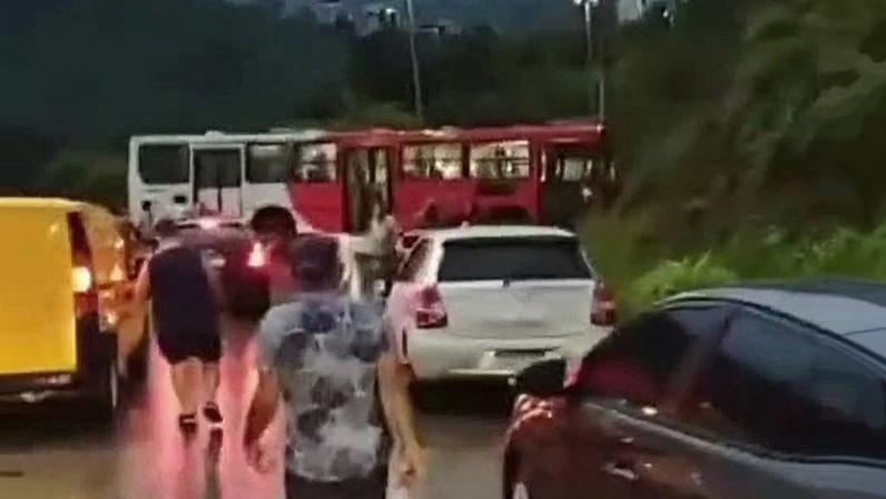 Acidente com ônibus trava o trânsito na MG-030 em Nova Lima