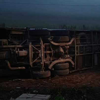 Ônibus que voltava de Aparecida do Norte capota em rodovia mineira
