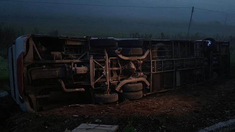 Ônibus capotou na altura de Caxambu