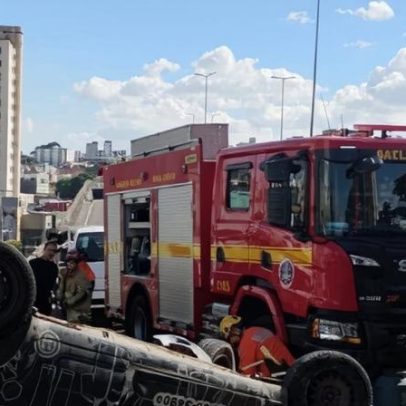 Caixa d’água cai de caminhão e fere motociclista e motorista na Cristiano Machado