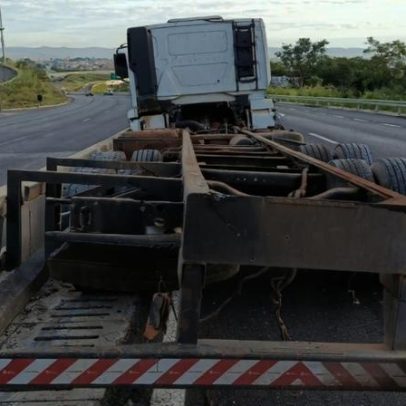 Caminhão-tanque tomba na MGC-135; morto e combustível atinge manancial