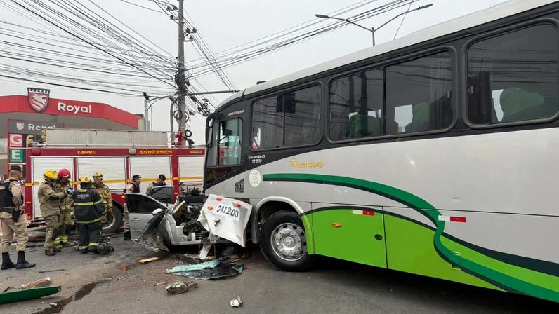 Carro ficou sob ônibus de viagem após acidente