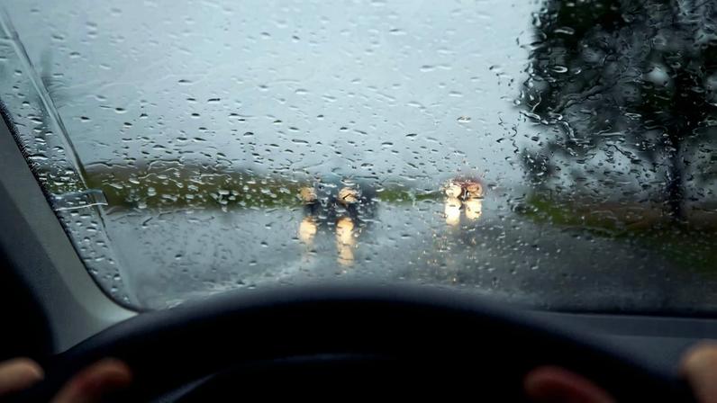 Além de maior volume de ocorrências, acidentes sob chuva também apresentam maior gravidade, segundo dados da PRF