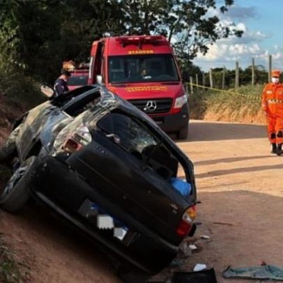 Carro capota em Minas, mata mulher e deixa três feridos