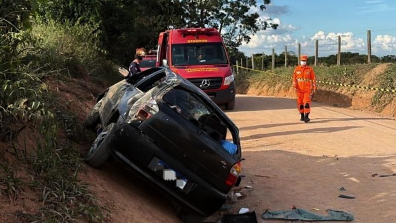 Veículo foi destombado por populares que ajudaram as vítimas