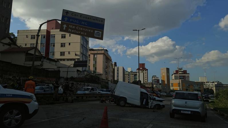 Trânsito é lento a partir do bairro João Pinheiro