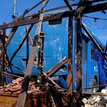 Ônibus invade imóvel em BH e morador relata destruição