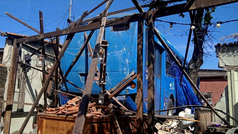 O coletivo quebrou o muro e invadiu o imóvel, destruindo parte da estrutura.