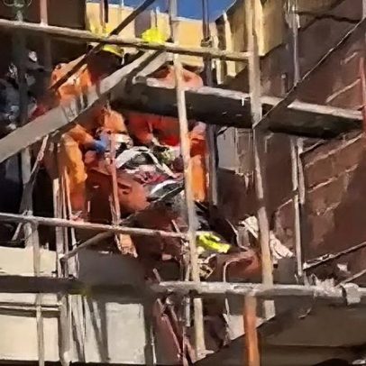 Trabalhador cai de altura após piso ceder em obra em MG; bombeiros resgatam