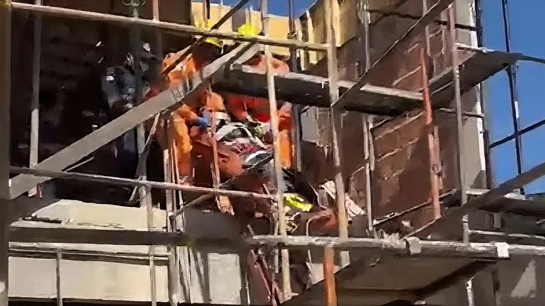 Trabalhador foi resgatado pelo Corpo de Bombeiros após sofrer queda em obra