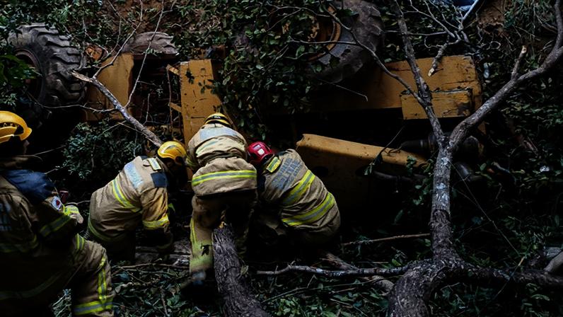 Trabalhador morreu após retroescavadeira despencar em Morada Nova de Minas; resgate do CBMMG durou 4 horas