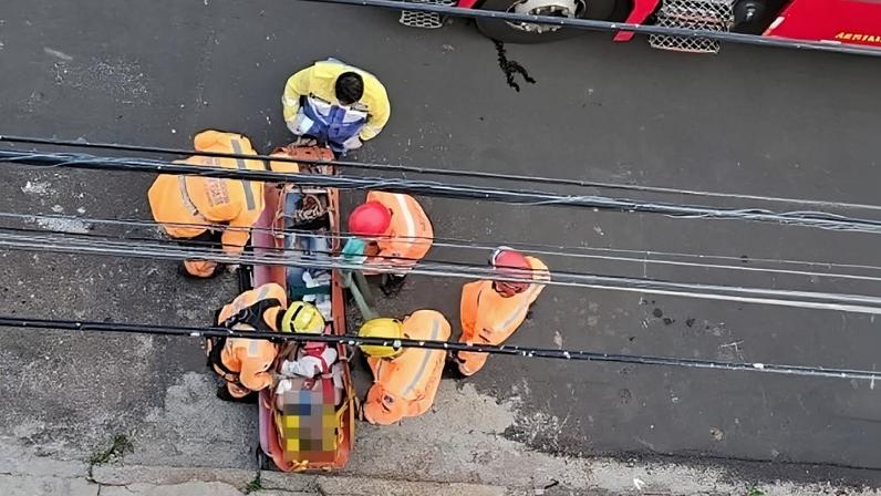 Três guarnições dos bombeiros foram mobilizadas para o atendimento da ocorrência