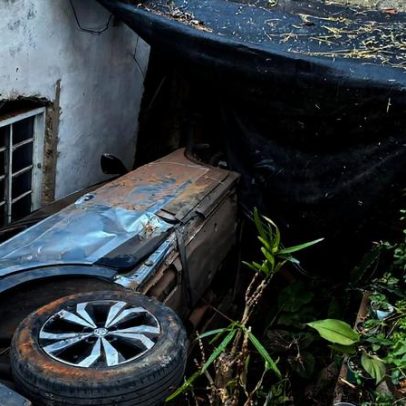 Veículo cai entre casas após despencar de barranco em Sabará, Grande BH