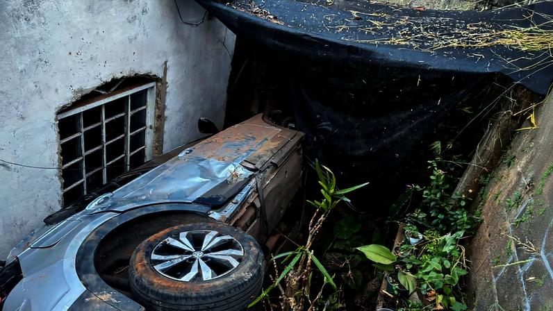 Não foram fornecidos detalhes sobre possíveis danos estruturais nos imóveis atingidos ou se havia residentes nas casas no momento do impacto