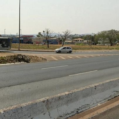 Mulher morre presa debaixo de caminhão no Anel Rodoviário de BH