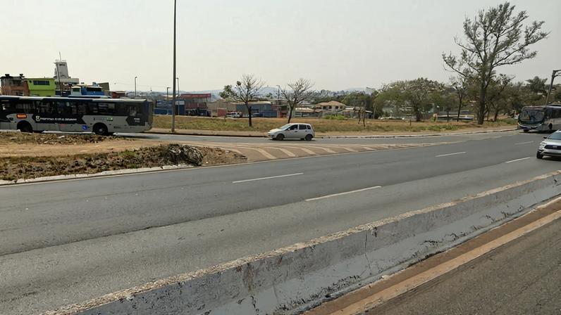 Mulher morreu após colisão entre moto e caminhão no Anel Rodoviário, na altura do Viaduto São Francisco