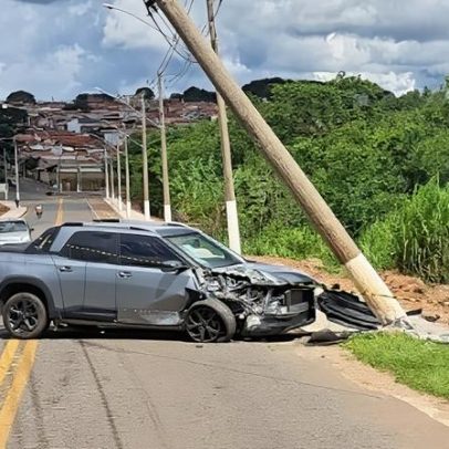 Idoso passa mal ao volante, bate em poste e fica ferido em MG