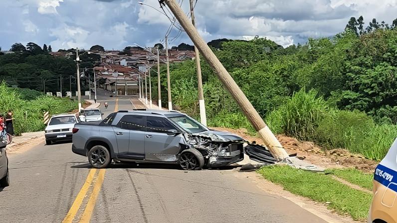 Carro do idoso ficou destruído após colisão com poste em Guaxupé