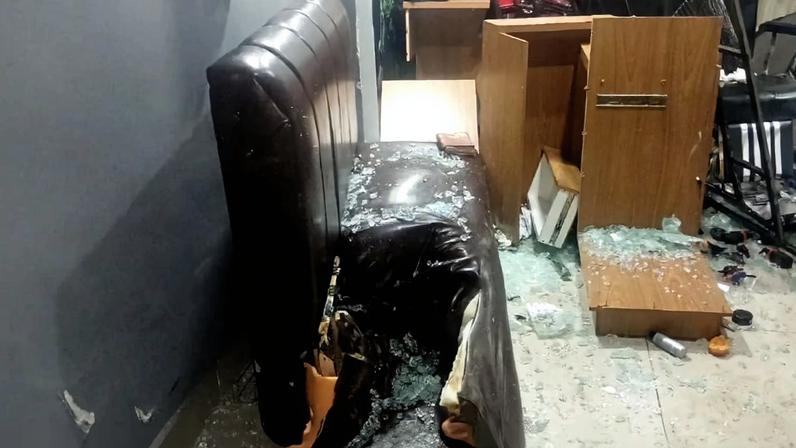 Criança estava sentada em sofá quando foi atingida por veículo