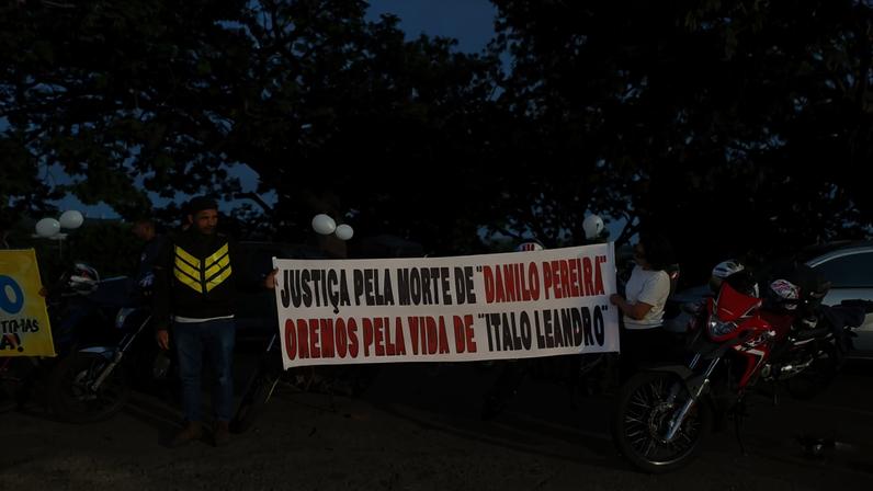 Às margens do Anel Rodoviário, familiares e amigos de Danilo cobraram justiça pela partida precoce do jovem