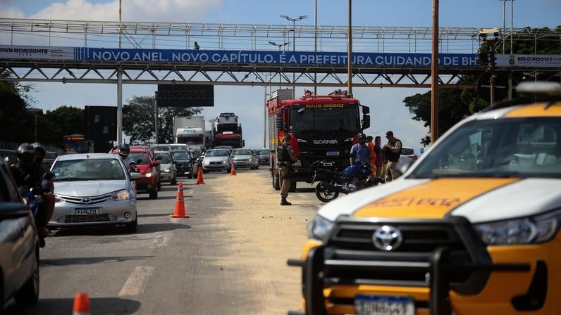 Passarela no Anel Rodoviário com mensagem após municipalização