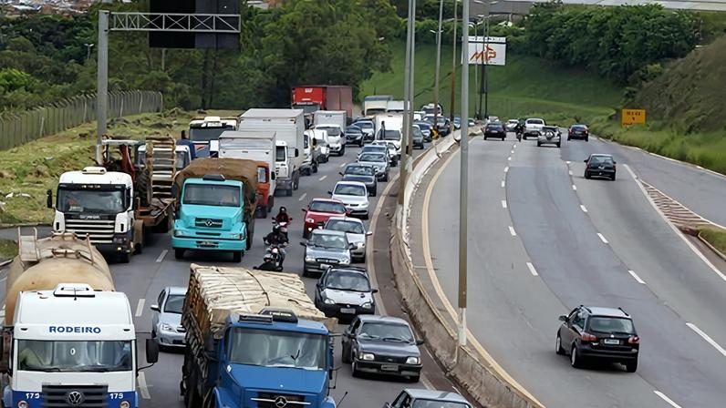 Trecho do Anel Rodoviário de Belo Horizonte, que ao longo dos anos se transformou em via de uso local na capital mineira