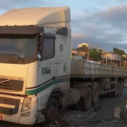 Anel Rodoviário de BH é interditado após acidente com caminhão e carreta