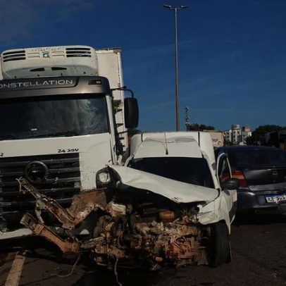 Motociclista que perdeu mochila provocou engavetamento no Anel Rodoviário de BH