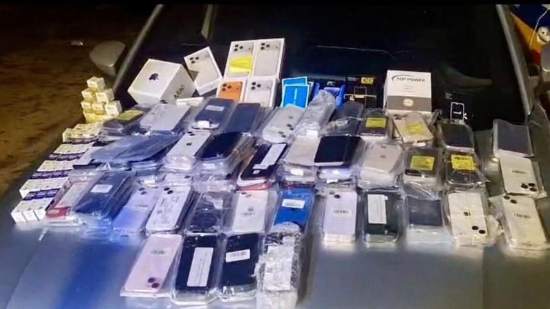 Carga irregular com mais de 200 celulares e medicamentos foi apreendida pela PF dentro de carro